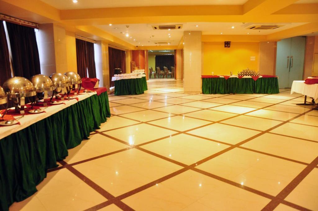 Landmark Hotel Calcutta Buitenkant foto