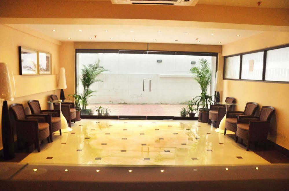 Landmark Hotel Calcutta Buitenkant foto